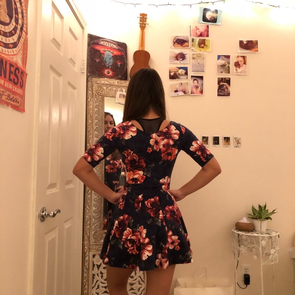 Hollister flower dress - Picture 2 of 3